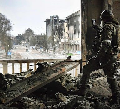 Soldado russo no teatro de Mariupol destruído por bombardeio de seu país