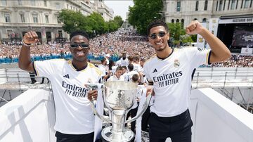Vini Jr. e Belligham comemoram o 36º título espanhol do Real Madrid. Foto: Divulgação/Real Madrid CF