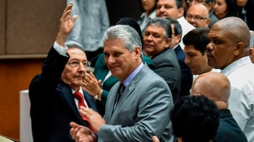 O presidente de Cuba, Raúl Castro (E), acena ao lado do primeiro vice-preisdente, Miguel Díaz-Canel, único candidato a se apresentar para sucedê-lo no comando do país. Foto: AFP PHOTO