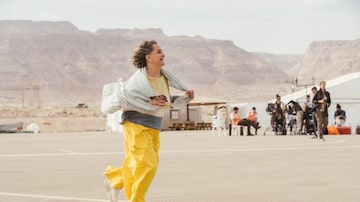 Regina Braga, correndo em uma cena do filme Viva a Vida, no deserto em Israel
