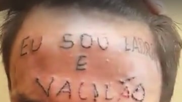 Aos risos, tatuador e comparsa fizeram o jovem mostrar a tatuagem no vídeo. Foto: Facebook/ Página Policial