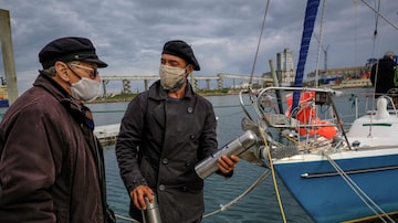 O argentino Juan Manuel Ballestero (D) conversa com seu pai, Carlos, ao chegar em Mar del Plata. Foto: Diego Izquierdo / Telam/AFP 