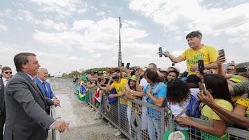 Presidente Jair Bolsonaro se encontra com apoiadores na rampa do Palácio do Planalto. Foto: Marcos Corrêa/PR