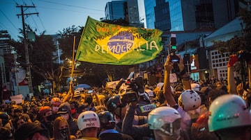 Manifestação. Grupo anti-Bolsonaro, durante ato em junho. Foto: Tiago Queiroz / Estadão