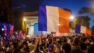 Milhares de pessoas saíram às ruas de Paris para comemorar classificação da França para a final da Copa do Mundo. Foto: Christophe Petit Tesson / EFE