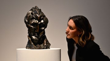 A obra 'Cabeça de mulher (Fernande)' de Picasso foi a escultura em bronze mais cara do artista já vendida em um leilão. Foto: Angela Weiss / AFP