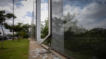 Estrutura inacabada apenas acumulou acidentes com pássaros e vidros quebrados. Foto: FELIPE RAU/ESTADÃO