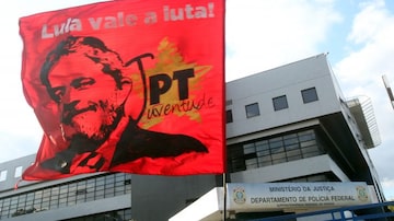 Bandeira usada por militantes em manifestação em frente ao Departamento da Polícia Federal de Curitiba (PR), na época em que Lula esteve preso . Foto: JFDiorio/Estadão