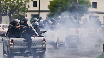 Policiais se dirigem a um protesto de estudantes contra o presidente Daniel Ortega, em maio deste ano. Confronto entre forças de segurança e oposicionistas deixaram mais de 300 mortos desde abril. Foto: AP Photo/Esteban Felix - 28/05/18