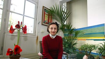 (FILES) French painter Francoise Gilot poses at her atelier, in Paris, on April 6, 2004. French painter Françoise Gilot, who was Pablo Picasso's partner from 1946 to 1953, then pursued a career as a renowned artist after leaving him, has died aged 101, AFP learned on June 6, 2023 from the Picasso Museum, confirming a report in the New York Times. (Photo by JEAN-PIERRE MULLER / AFP). Foto: JEAN-PIERRE MULLER / AFP