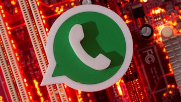 FILE PHOTO: A 3D printed Whatsapp logo is placed on a computer motherboard in this illustration taken January 21, 2021. REUTERS/Dado Ruvic/Illustration/File Photo. Foto: Dado Ruvic/Reuters