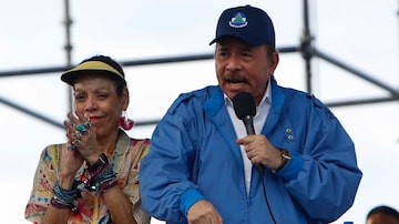 Daniel Ortega e a mulher, Rosario Murillo, participam de ato com apoiadores; governo expulsou missão da ONU após relatório sobre abusos. Foto: AP Photo/Alfredo Zuniga