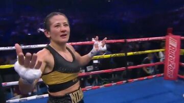 Após confusão de locutor, lutador britânica Nina Hughes é anunciada vencedora de luta que não ganhou. Foto: Reprodução/X/@trboxing 