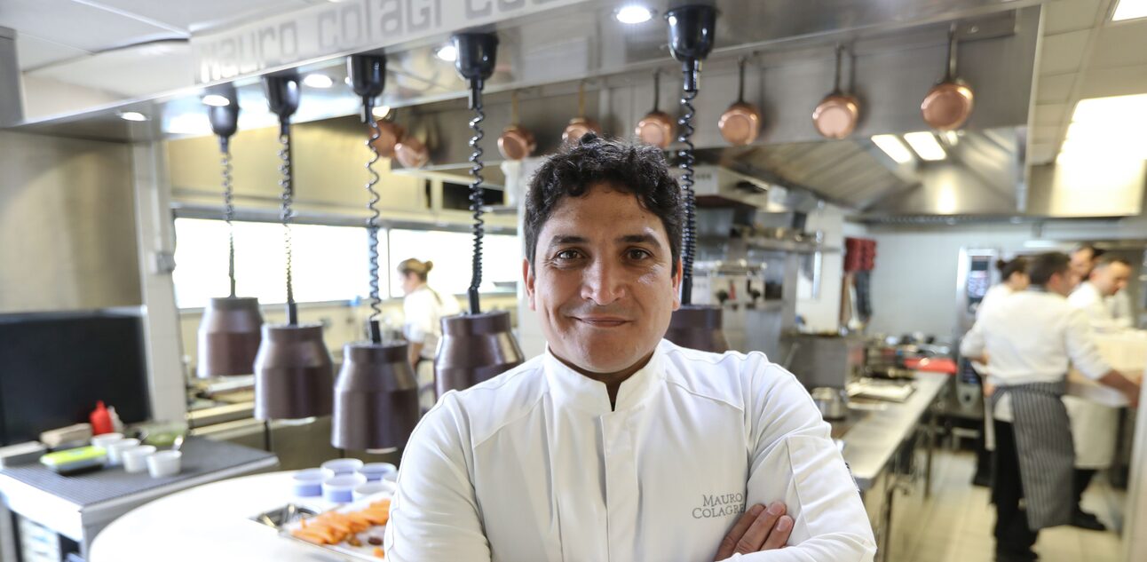 O chef Mauro Colagreco na cozinha do seu Mirazur, eleito o melhor restaurante do mundo pelo 50 Best 2019. Foto: Valery Hache/Afp