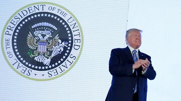 Trump discursa com selo falso projetado no palco. Foto: Jonathan Ernst/Reuters 