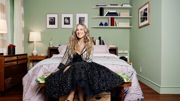 O imóvel foi decorado com móveis, objetos e até parte do guarda-roupas de Carrie Bradshaw, como os adorados sapatos da grife Manolo Blahnik. Foto: Divulgação Airbnb
