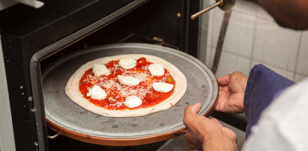 Na segunda vez ao forno, a pizza já vai como todos os ingredientes. Foto: Codo Meletti/Estadão