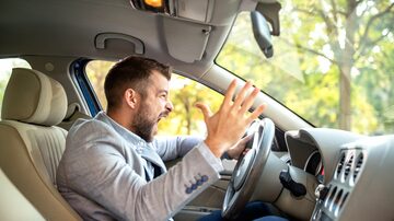 Really angry driver behind the steering wheel cannot keep his calmness. Foto: didesign/Adobe Stock