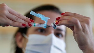 Prefeituras têm conseguido extrair menos das10 doses previstasdos frascos de vacinas contra a covid-19. Foto: Ueslei Marcelino/Reuters