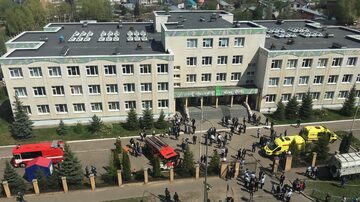 Ambulâncias e veículos policiais cercam escola em Kazan, na Rússia, onde atiradores mataram alunos e pelo menos um professor. Foto: EFE/EPA/Anton Raykhshtat
