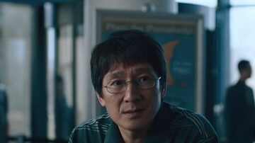 O ator Ke Huy Quan, mais conhecido por seus trabalhos em 'Indiana Jones' (1984)e'Os Goonies' (1985),retornaàs telas de cinema após20 anos, no filme 'Everything Everywhere All at Once'. Foto: A24/YouTube