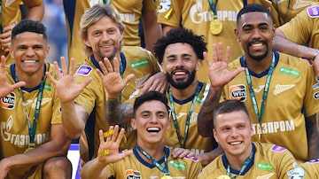 (Top L-R) FC Zenit's Brazilian defender Douglas Santos, Ukrainian assistant coach Anatoliy Tymoschuk, Brazilian midfielder Claudinho, Brazilian-Russian forward Malcom, (Bottom L-R) Brazilian forward Gustavo Mantuan, and Russian defender Danil Krugovoy pose with medals during an award ceremony at the Gazprom Arena stadium in Saint Petersburg on May 13, 2023. FC Zenit claimed the 10th league title in its history following the 3-2 win over Spartak Moscow last Sunday that gave them an unassailable lead at the top of the table. (Photo by Olga MALTSEVA / AFP). Foto: Olga Maltseva / AFP 