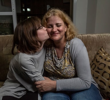 Anastasia Shevchenko, de 15 anos, com sua mãe, Iryna Shevchenko, de 46, em apartamento cedido pela igreja Adventista, na cidade de São Jose dos Campos
