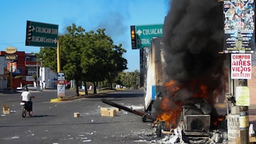 A truck burns after being set on fire on a street in Culiacan, Sinaloa state, Thursday, Jan. 5, 2023. Mexican security forces captured Ovidio Guzmán, an alleged drug trafficker wanted by the United States and one of the sons of former Sinaloa cartel boss Joaquín “El Chapo” Guzmán, in a pre-dawn operation Thursday that set off gunfights and roadblocks across the western state’s capital. (AP Photo/Martin Urista). Foto: AP Photo/Martin Urista