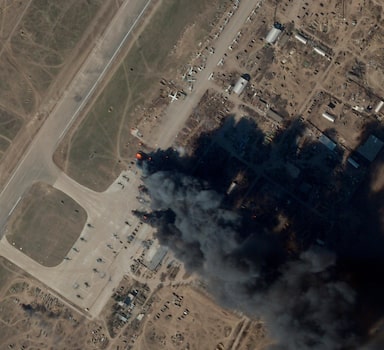 Imagem de satélite capturada pela Planet Labs PBC mostra fumaça e incêndio sobre área do aeroporto de Kherson, na Ucrânia, nesta terça-feira, 15. Local é ocupado pelos russos e sofreu um ataque ucraniano