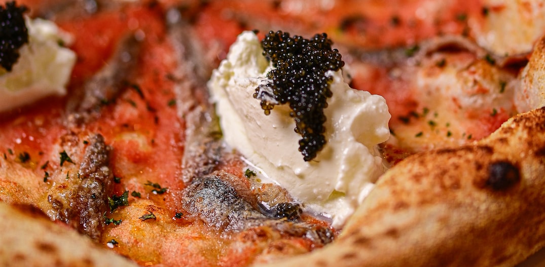 Imagem mostra Pizza Del Mare, que tem porções de queijo mascarpone, decorado com aliche e ovas de peixe. Foto: LPB