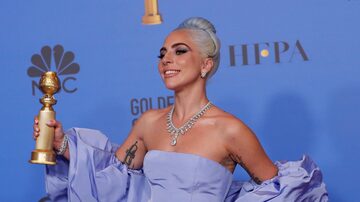 Lady Gaga com seu Globo de Ouro de canção original, por 'Shallow', de 'Nasce Uma Estrela'. Foto: Mario Anzuoni/Reuters