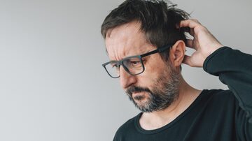 Forgetfulness - forgetful mid-adult man with eyeglasses. Foto: Bits and Splits/Adobe Stock