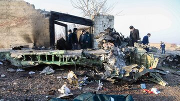 Destroços do avião que caiu com 176 passageiros a bordo. Foto: Rohhollah Vadati/ISNA/AFP