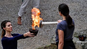 A atriz grega Xanthi Georgiou acende a chama durante a cerimônia dos Jogos Olímpicos de Inverno de Pequim em 2022 em Olímpia, sul da Grécia. Foto: EFE/Vassilis Psomas