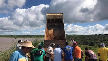 Agentes trabalham nos reparos do açude Granjeiro, em Ubajara, no Ceará. Foto: Reprodução/Facebook/UbajaraEleicoes2016