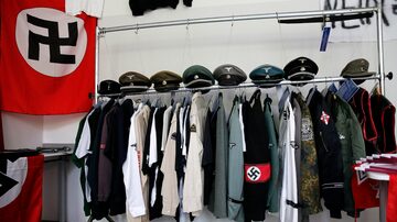 Uniformes nazistas confiscados pela polícia de Berlim. Foto: Fabrizio Bensch/Reuters