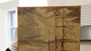 Arquivista mostra quadro 'Port-en-Bessin' do pinto Paul Signac. Foto: REUTERS/Leonhard Foeger