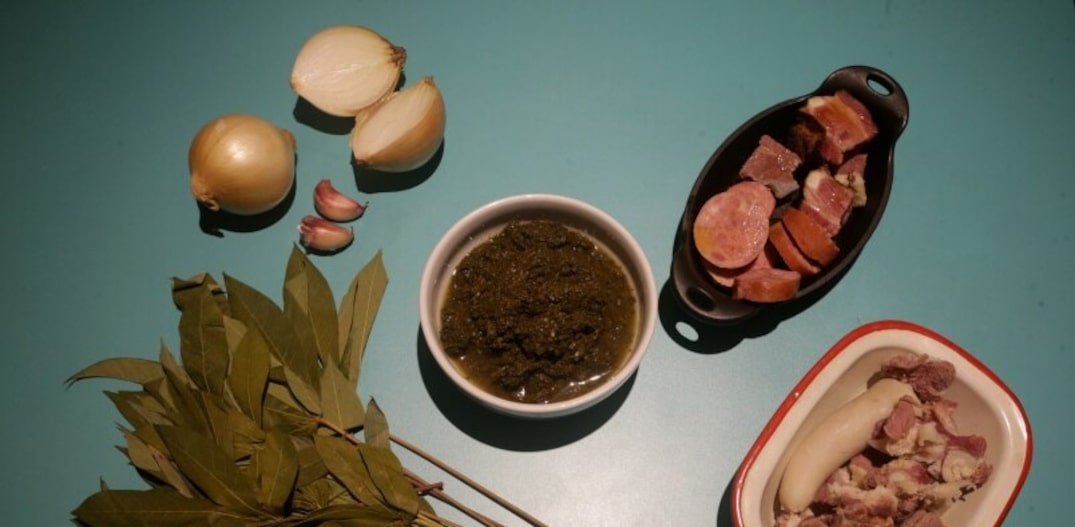 Ingredientes. Folha da mandioca, maniva (centro) e carne. Foto: Nilton Fukuda|Estadão 