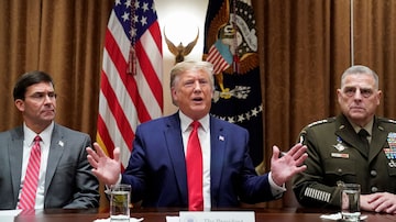 O chefe do Estado maior, Mark Milley (à direita) participa de encontro do então presidente americano, Donald Trump, commilitares na Casa Branca. Foto: REUTERS/Kevin Lamarque (07/10/2019)