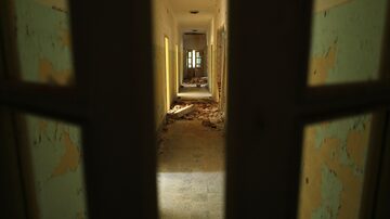 An interior view of a damaged prison building on the Goli Otok September 5, 2014. Between 1949 and 1956, Yugoslavia's secret police convicted more than 13,000 people from all walks of life of supporting then Soviet leader Josef Stalin's hardline communism and sentenced them to undergo political 're-education' at Goli Otok. Planners were due to start debating on September 15, 2014 what to do with the former hard-labour detention camp for political prisoners, weighing a pile of proposals from building a memorial to wiping out all trace of the notorious jail and bulldozing the site for new developments.  Picture taken September 5. To match story CROATIA-PRISON/  REUTERS/Antonio Bronic (CROATIA - Tags: POLITICS CRIME LAW BUSINESS CONSTRUCTION CIVIL UNREST). Foto: Antonio Bronic/Reuters