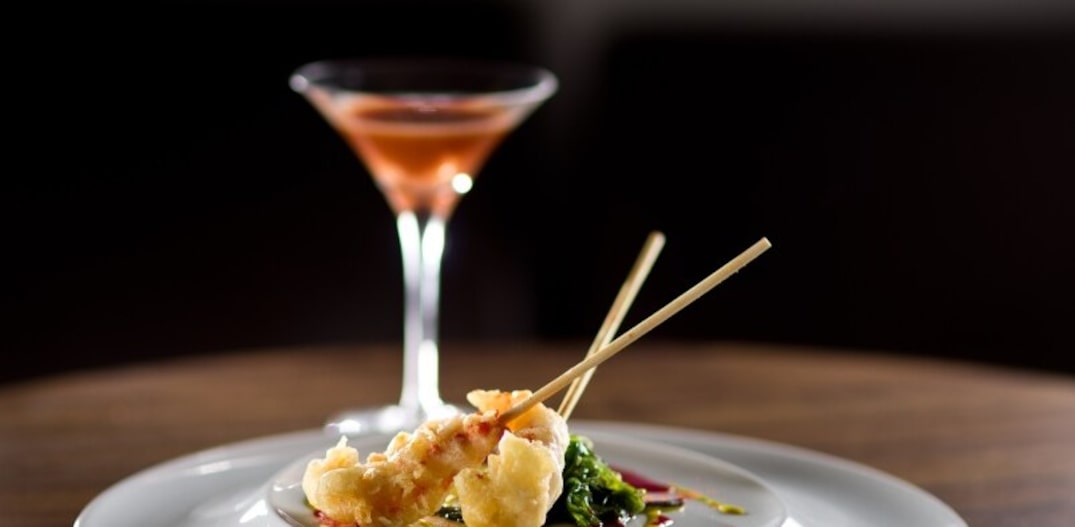 Pratos do novo menu-degustação do Varanda, a foto, tempurá de lagostim com molho de beterraba e pimenta-rosa e maionese ao cury. Foto: Henrique Peron 