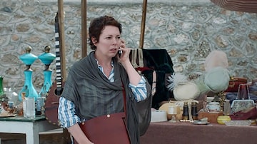 Olivia Colman interpreta a protagonista de 'A Filha Perdida' e divide a personagem com a atrizJessie Buckley. Foto: Netflix