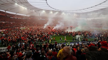 Torcida invade o gramado após a confirmação do primeiro título alemão do Bayer Leverkusen.