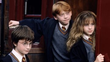 Harry (Daniel Radcliff), Hermione (Emma Watson) e Ron (Rupert Grint) em cena de 'Harry Potter e a Pedra Filosofal', filme de 2001.