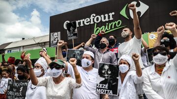 Manifestação em frente ao Carrefour da Asa Norte, em Brasília,contra o assassinato de JoãoAlberto Silveira Freitas. Foto: Gabriela Biló/Estadão