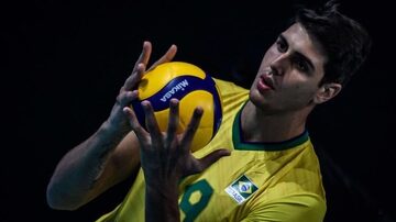 Atletasofreu uma lesão no joelho direito no treino de segunda-feira e retorna ao Brasil. Foto: Divulgação/FIVB