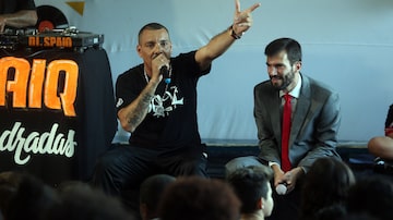 O rapper Dexter e IberêDias, juiz daVara da Infância e Juventude de Guarulhos, durante conversa com criançasno Clube da Turma. Foto: JF Diorio/Estadão