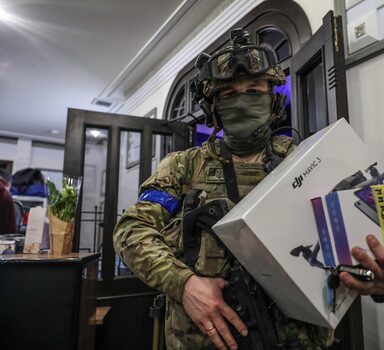 Kiev (Ucrânia), 15/03/2022.- A Ukranian soldier gets a new drone and other technical devices at the logistics hub run by Serhiy Prytula, a Ukrainian politician and former actor, in Kyiv (Kiev), Ukraine, 16 March 2022). Ukrainian civilians work around the clock to supply clothes, medicines, sleeping bags, mattresses, body armors, helmets, drones walkie-talkie and other electrical equipments for the Territorial Defense Forces, as Russia's attack on Ukraine continues. (Atentado, Rusia, Ucrania) EFE/EPA/MIGUEL A. LOPES
