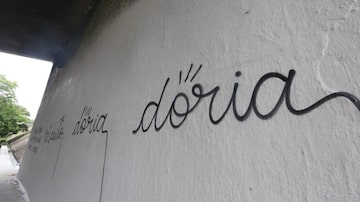 Pichadores protestaram contra prefeito pichando seu nome no muro que tinha grafite. Foto: Nilton Fukuda/Estadão