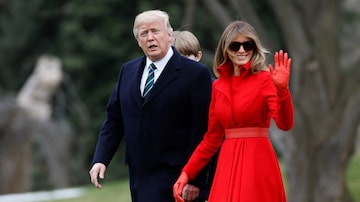 Melania e Trump acompanham seu filho Barron na Casa Branca. Foto: REUTERS/Joshua Roberts